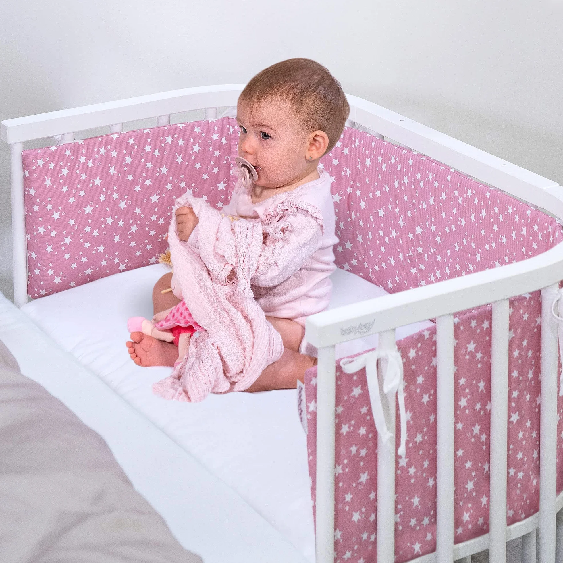 babybay Ochraniacz do łóżeczka dziecięcego z siateczki, ochrona przed uderzeniami, pasuje do modeli Maxi, Boxspring, Comfort i Comfort Plus, perłowo-szare gwiazdki, białe