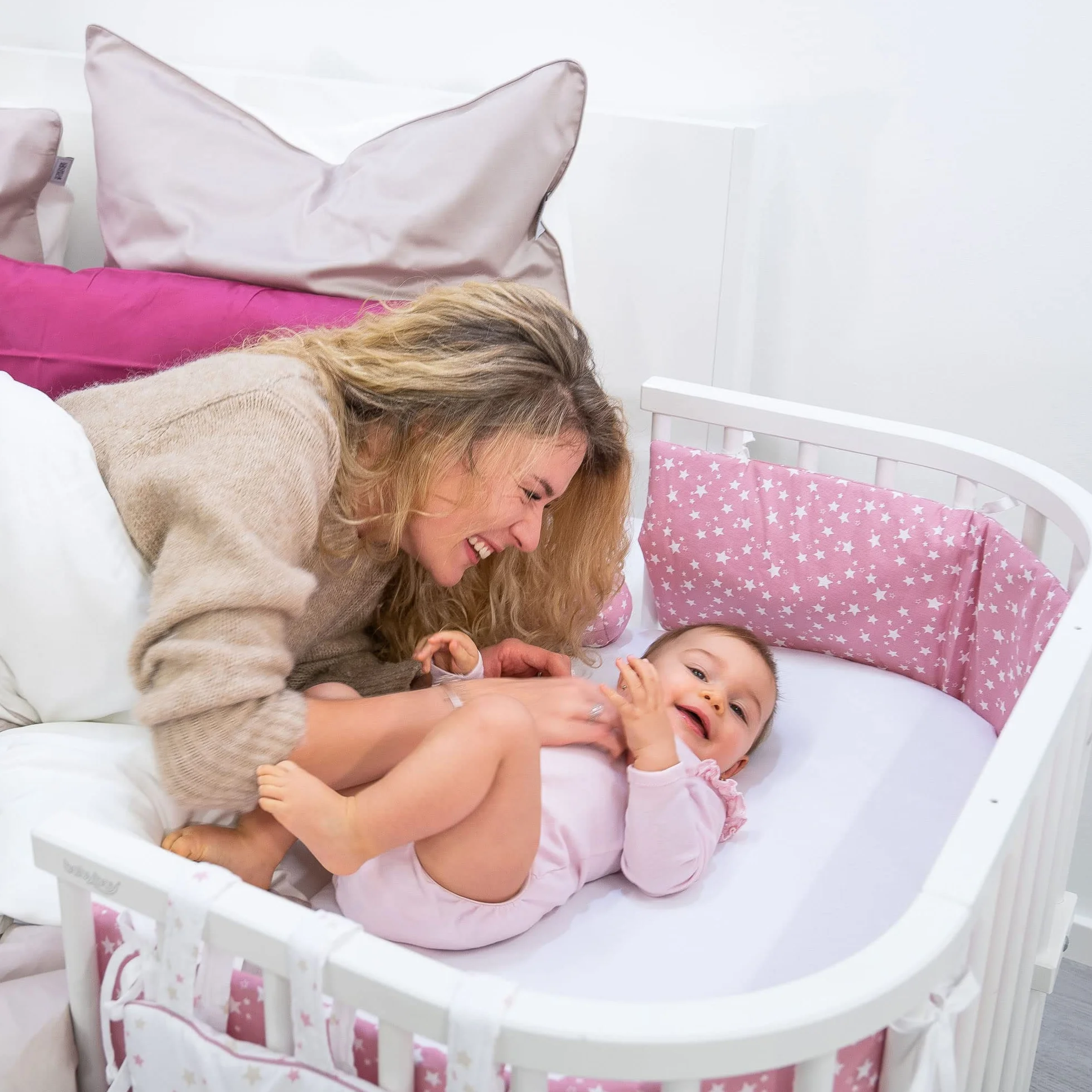 babybay Ochraniacz do łóżeczka dziecięcego z siateczki, ochrona przed uderzeniami, pasuje do modeli Maxi, Boxspring, Comfort i Comfort Plus, perłowo-szare gwiazdki, białe